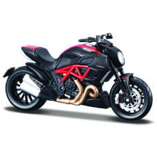 Metal model Ducati Diavel Carbon z podstawką 1 18